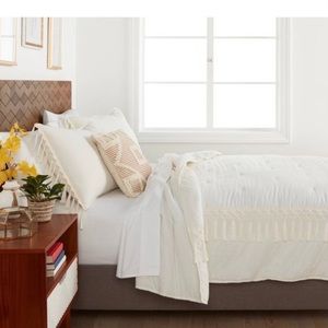 Opahouse Full/Queen Macrame Tassel Tufted Lofty Quilt